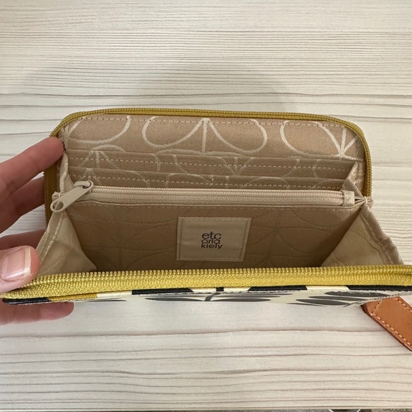 Orla Kiely Flower Stem Wallet - Picture 6 of 7